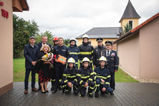 V Horovciach utekali so starostami, v Opatovciach krstili zbrojnicu